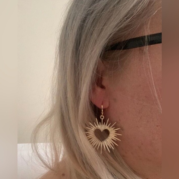 GORGEOUS VIRGIN MARYS HEART Gold Drop Dangle Earrings - Picture 3 of 10